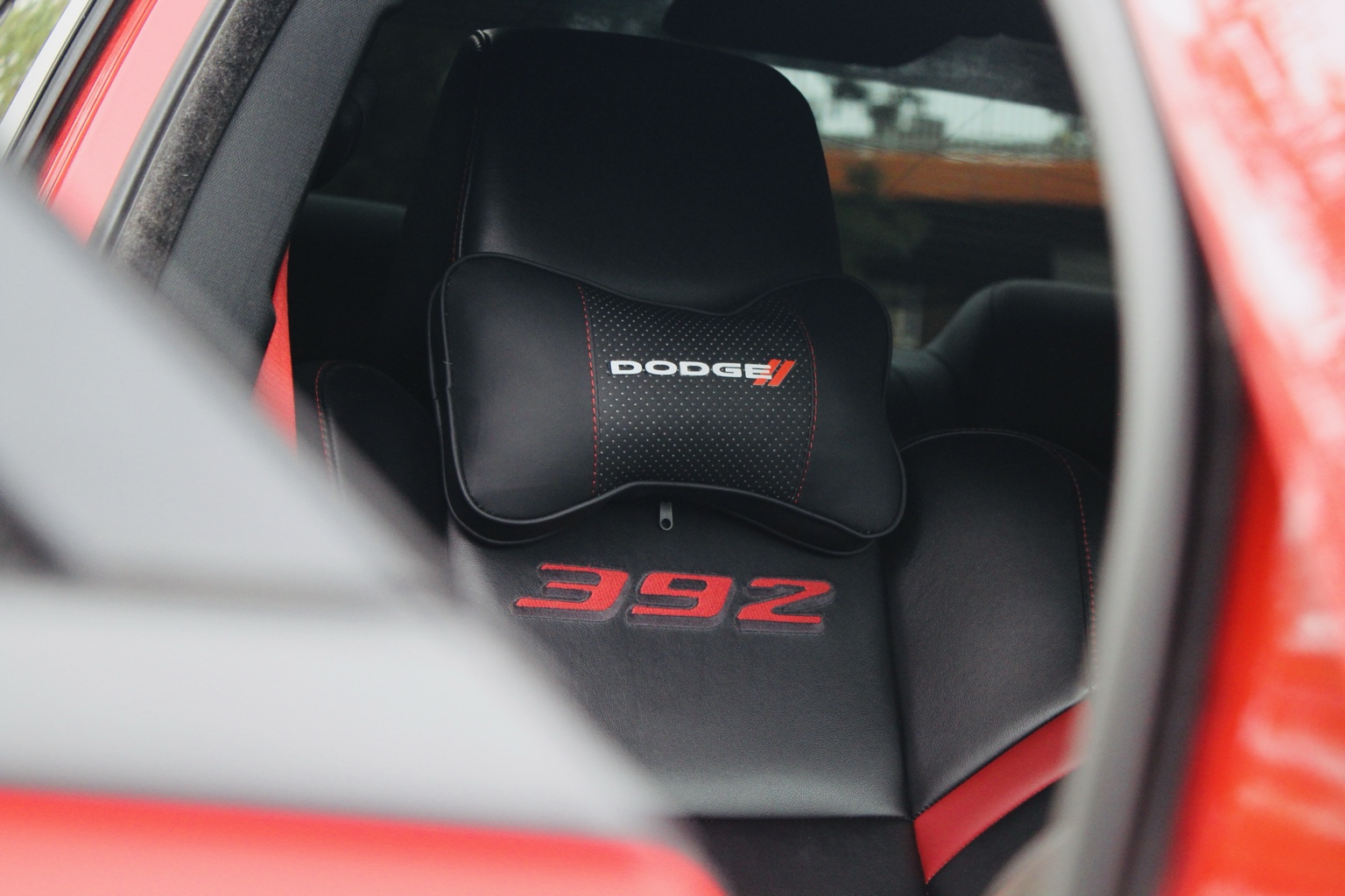 Wnętrze Dodge Charger — fotel z oznaczeniem 392